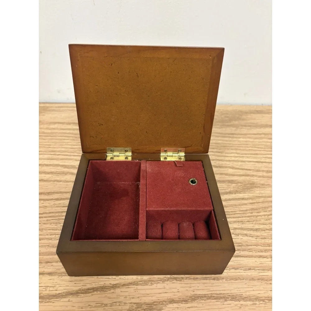 Collectable Wizard of Oz Wood Music Jewelry Box Plays Over The Rainbow